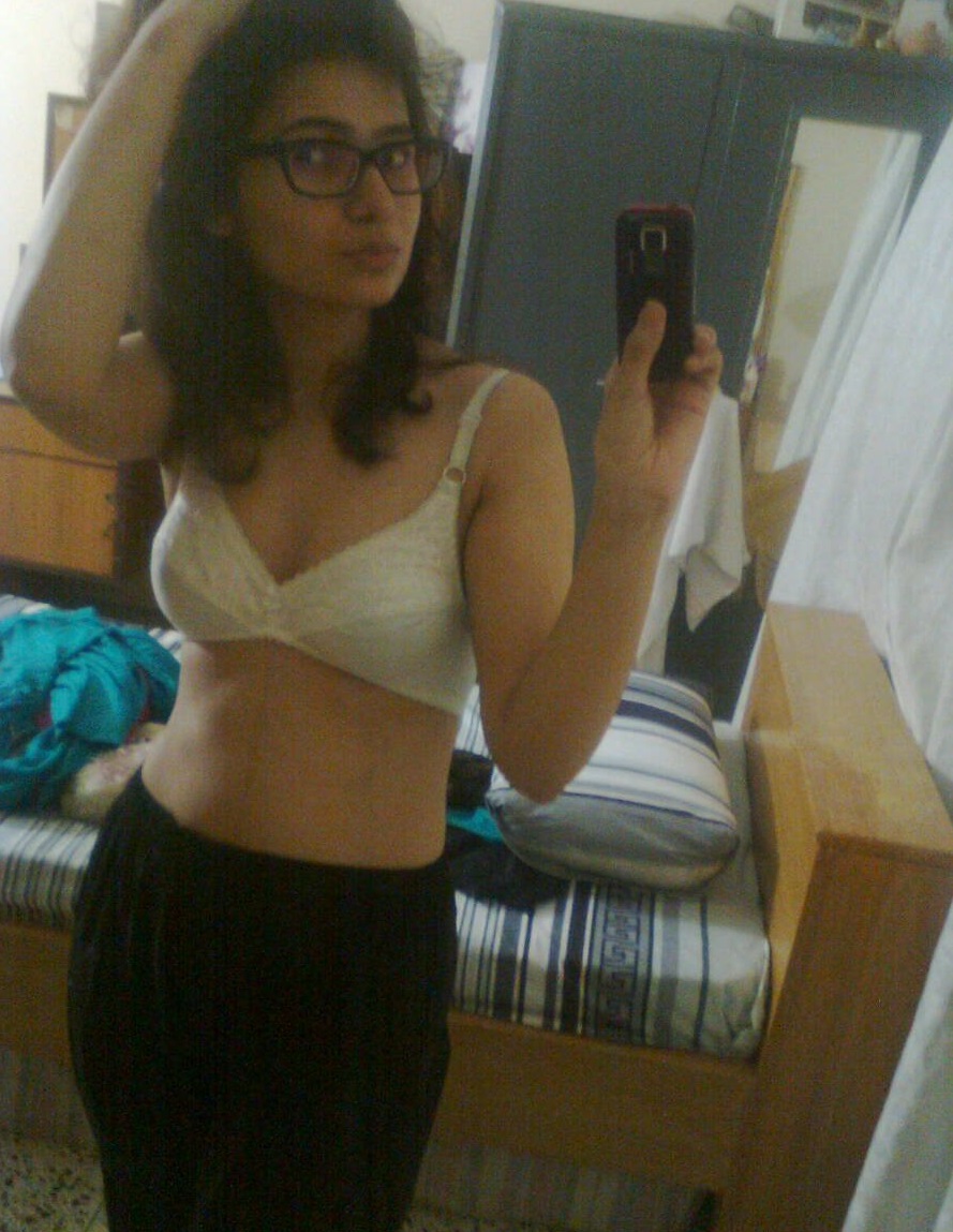 Beautiful Pakistani girl filmed naked photos