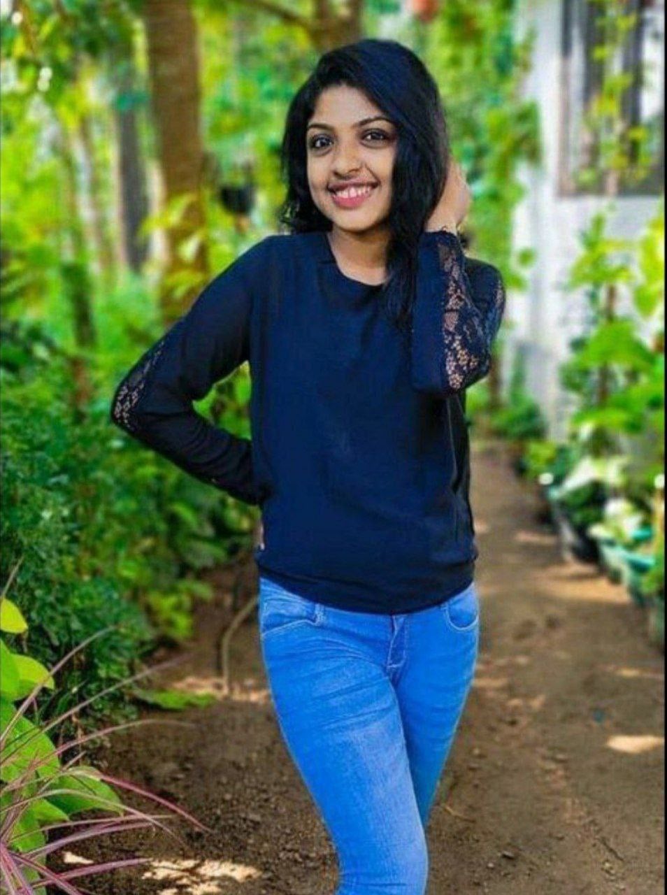 Mallu college girl boobs showing in selfie pics