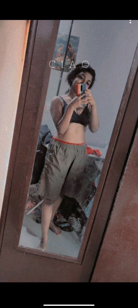 Mallu college girl boobs showing in selfie pics