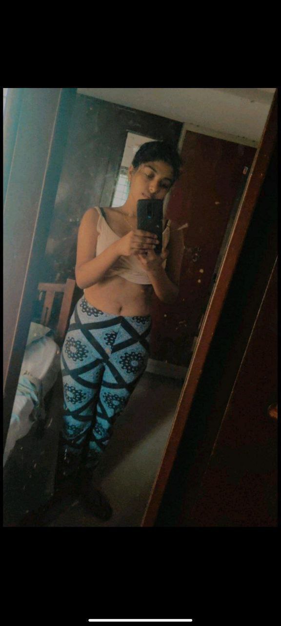 Mallu college girl boobs showing in selfie pics
