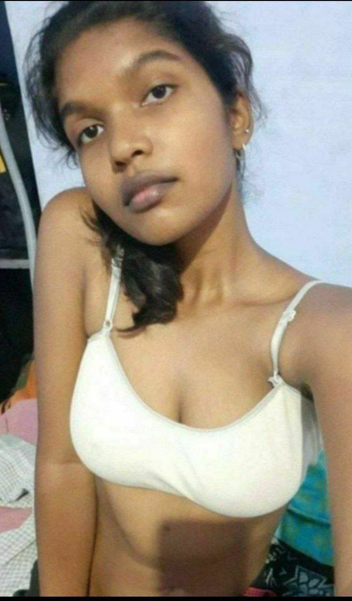 Srilankan college girl topless selfie photos
