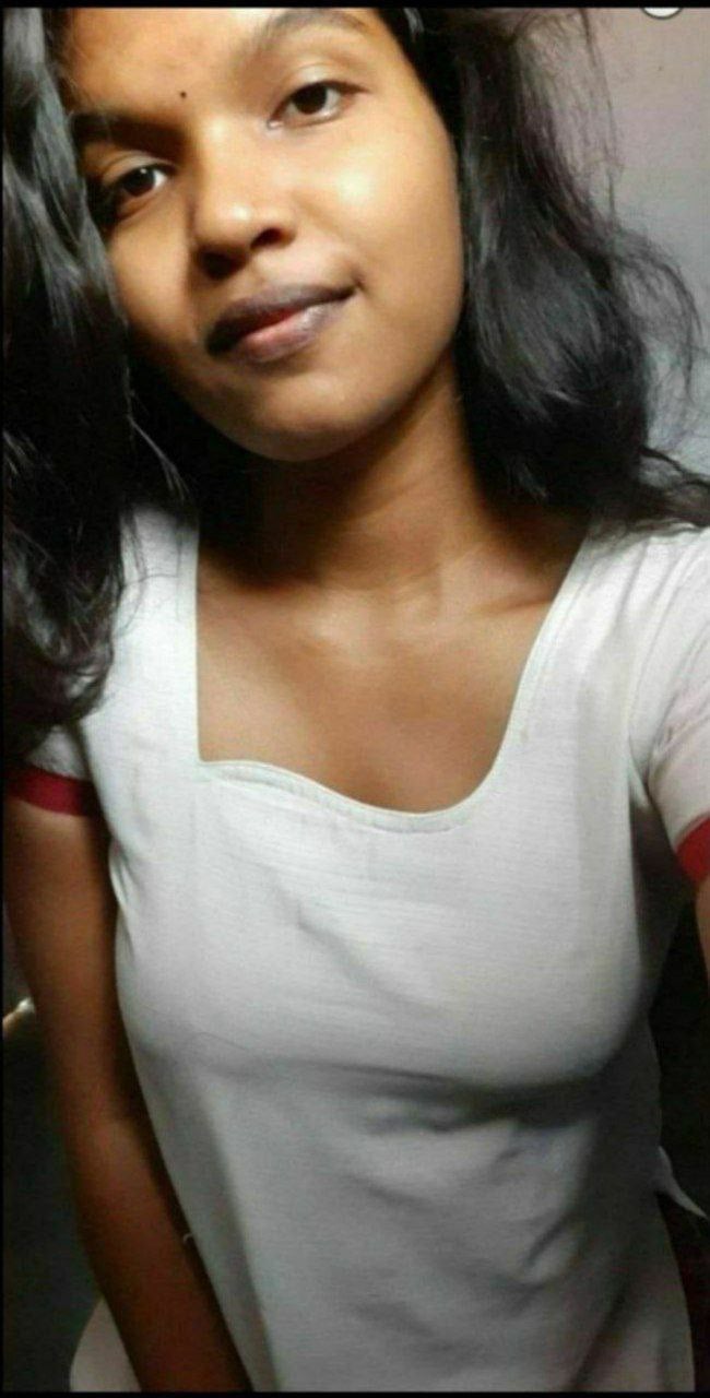 Srilankan college girl topless selfie photos