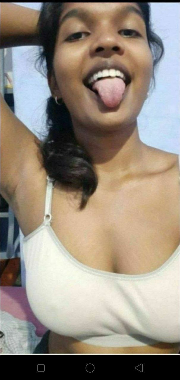 Srilankan college girl topless selfie photos