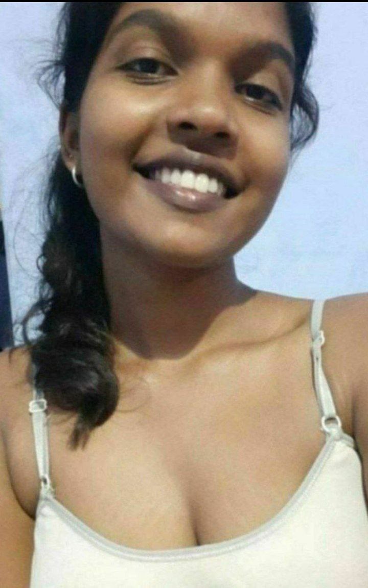 Srilankan college girl topless selfie photos