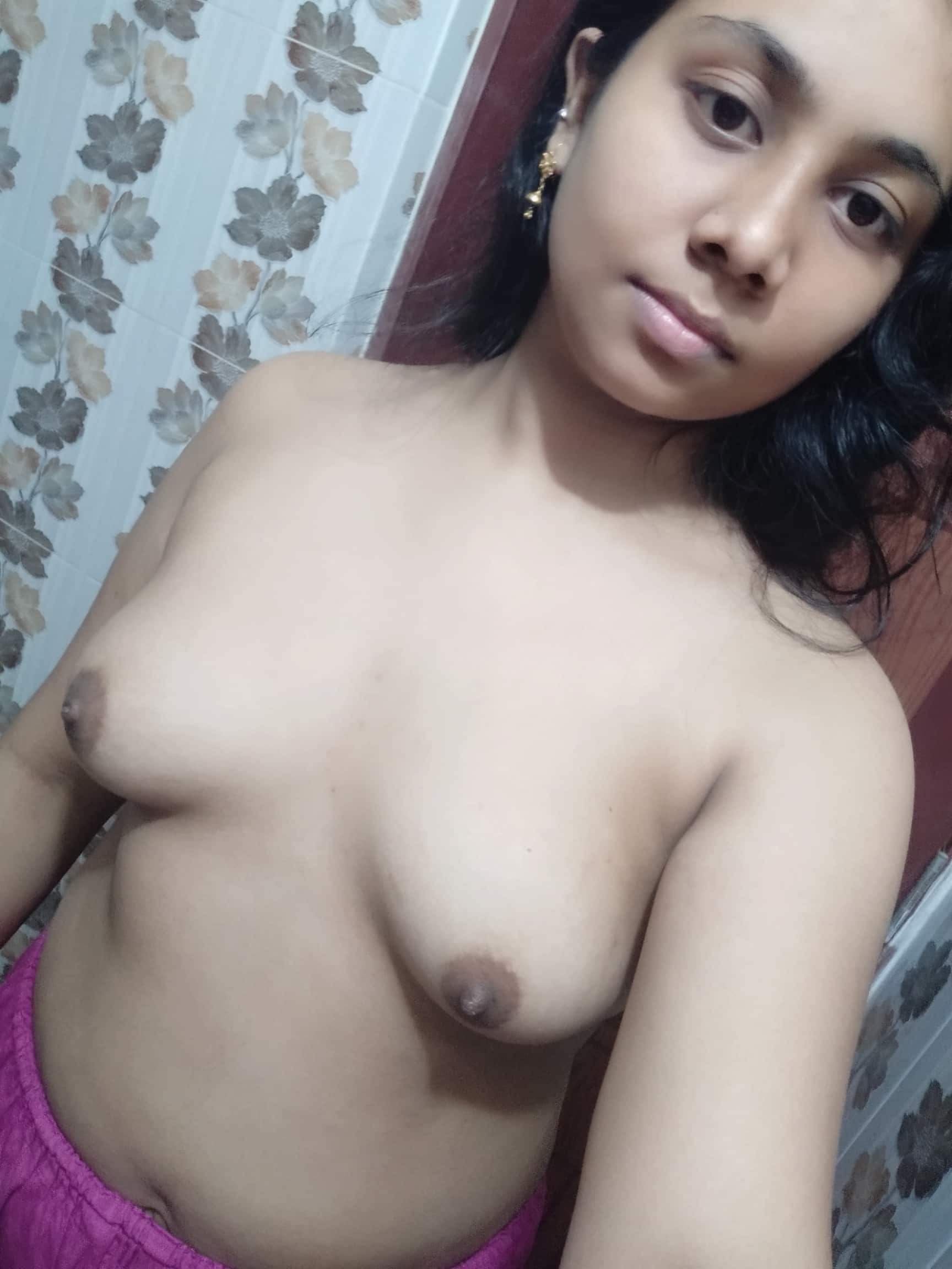 Chennai girl boobs showing selfies in bathroom