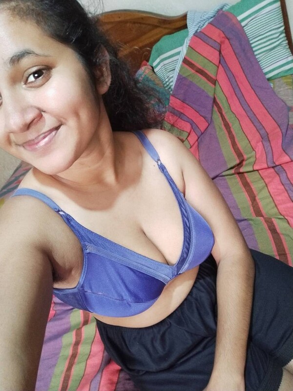 Nashik beautiful college girl boobs show pics