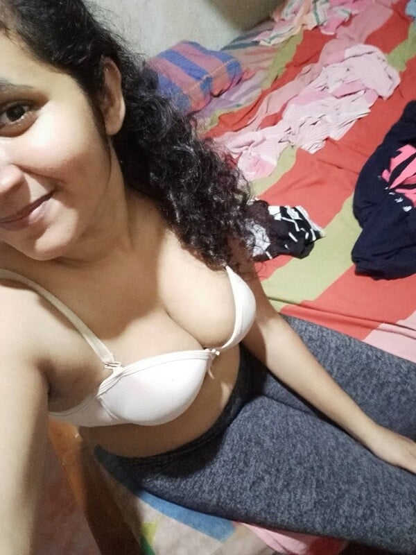 Nashik beautiful college girl boobs show pics