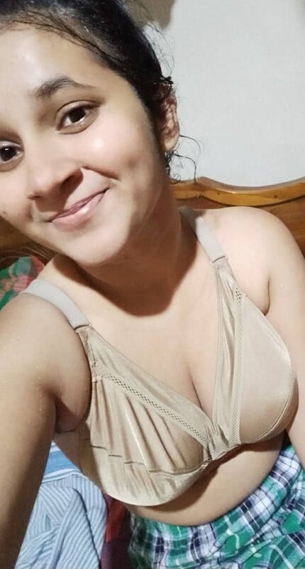 Nashik beautiful college girl boobs show pics