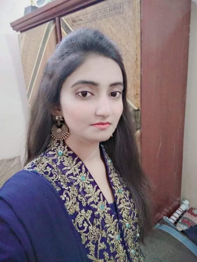 Pakistani college girl topless selfie photos