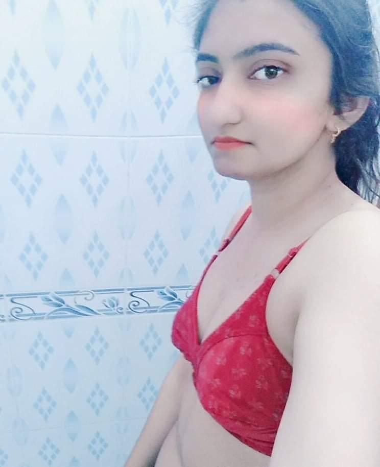 Pakistani college girl topless selfie photos