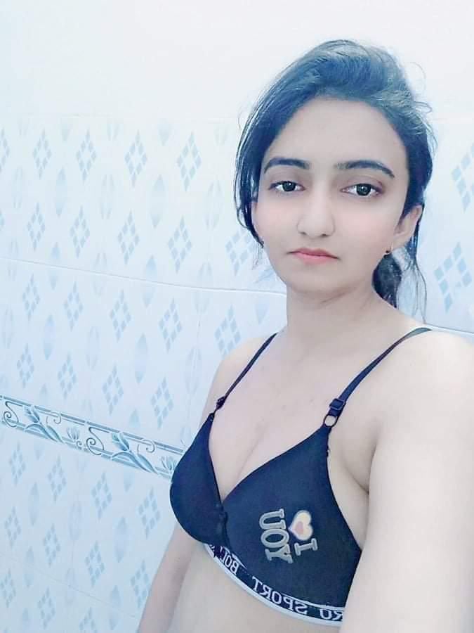Pakistani college girl topless selfie photos