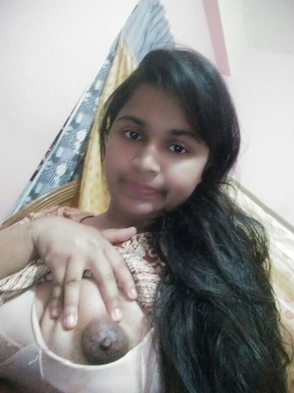 Indian college girl boobs show seducing pics