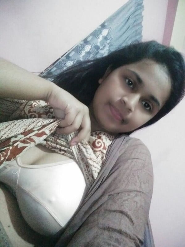 Indian college girl boobs show seducing pics