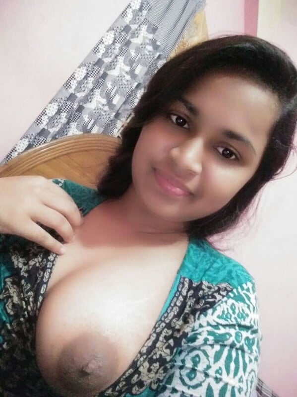 Indian college girl boobs show seducing pics