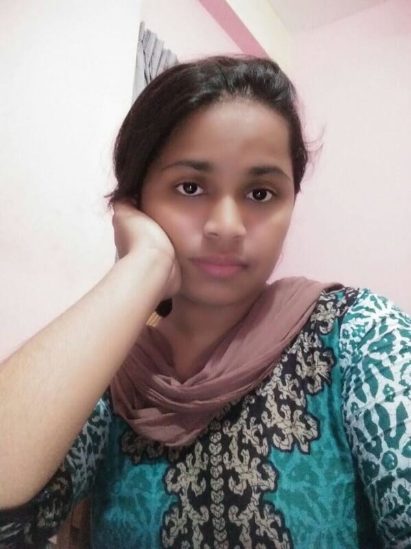 Indian college girl boobs show seducing pics