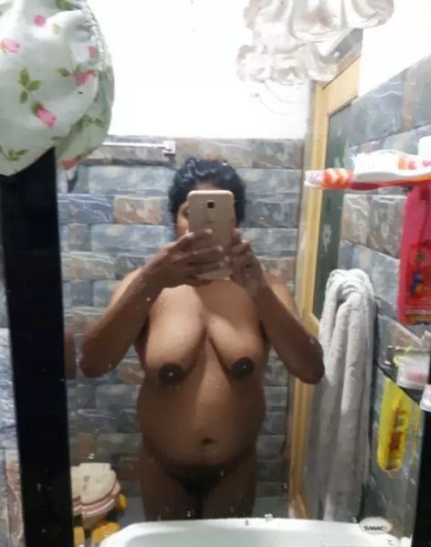 Srilankan University girl naked selfies released