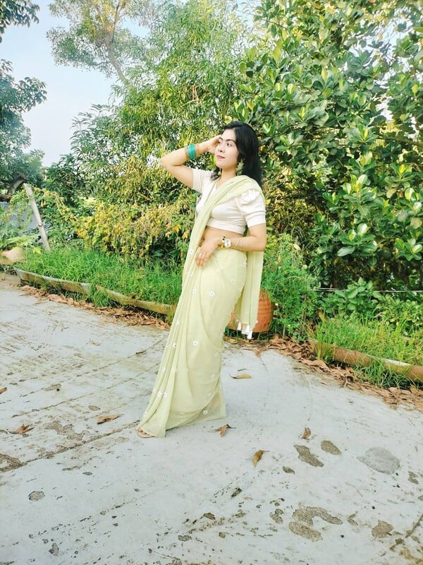 Indian saree girl showing her topless sexy body