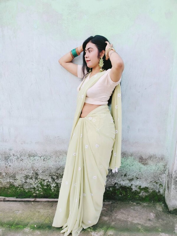 Indian saree girl showing her topless sexy body