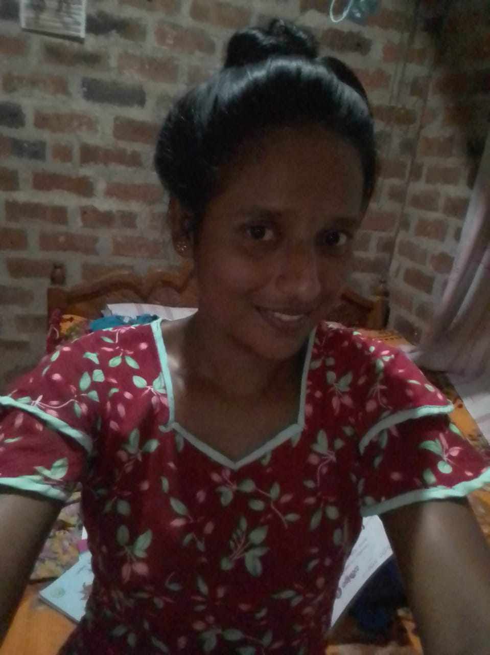 Srilankan village girl nude selfies for lover