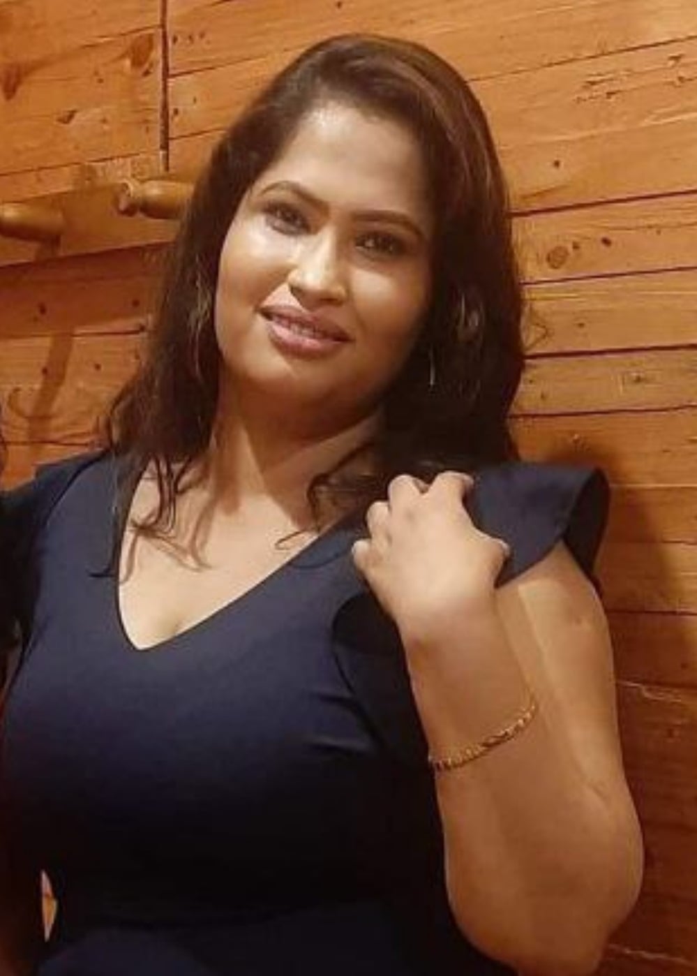 Busty Srilankan girl topless wet photo in bathroom