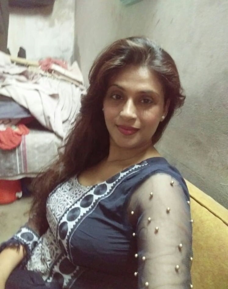 Desi housewife big boobs and nude pussy pics