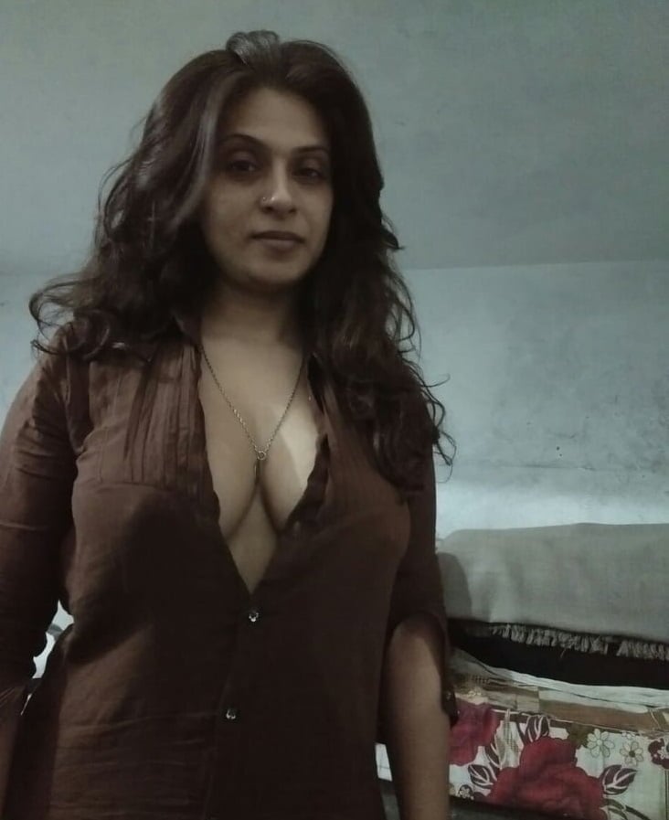 Desi housewife big boobs and nude pussy pics