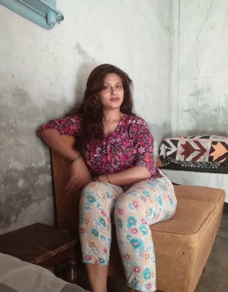 Desi housewife big boobs and nude pussy pics