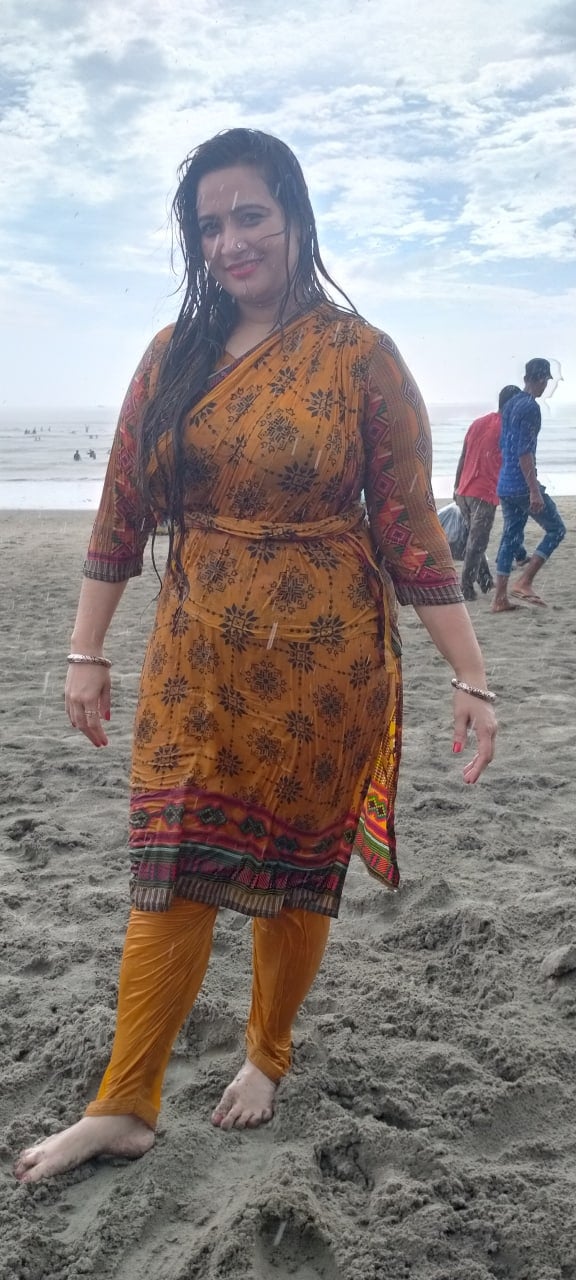 Desi wife huge boobs and puffy pussy exposing