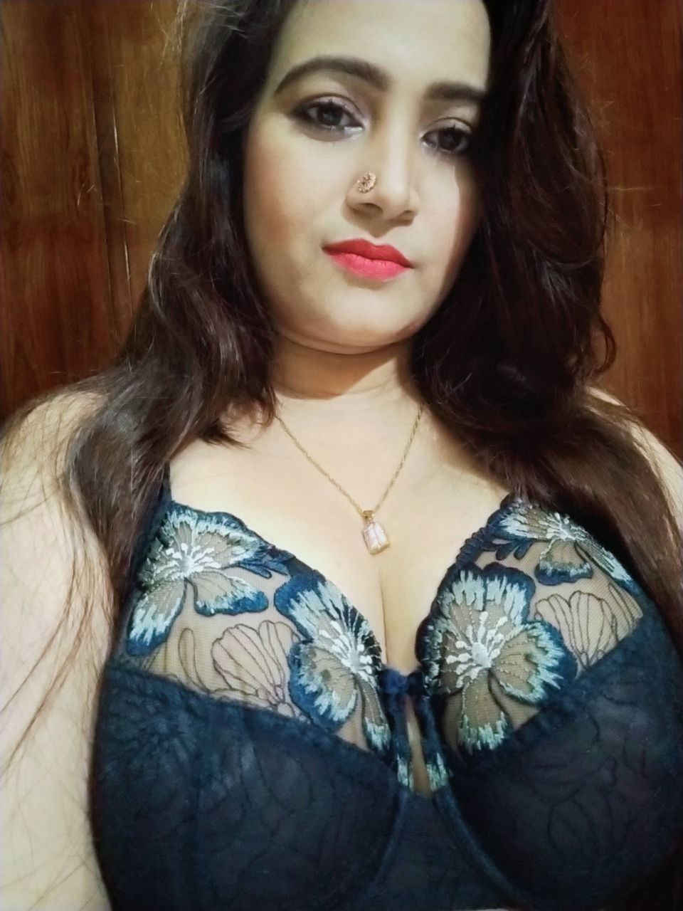 Desi wife huge boobs and puffy pussy exposing