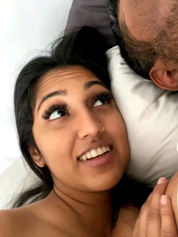 NRI housewife boobs showing at early morning