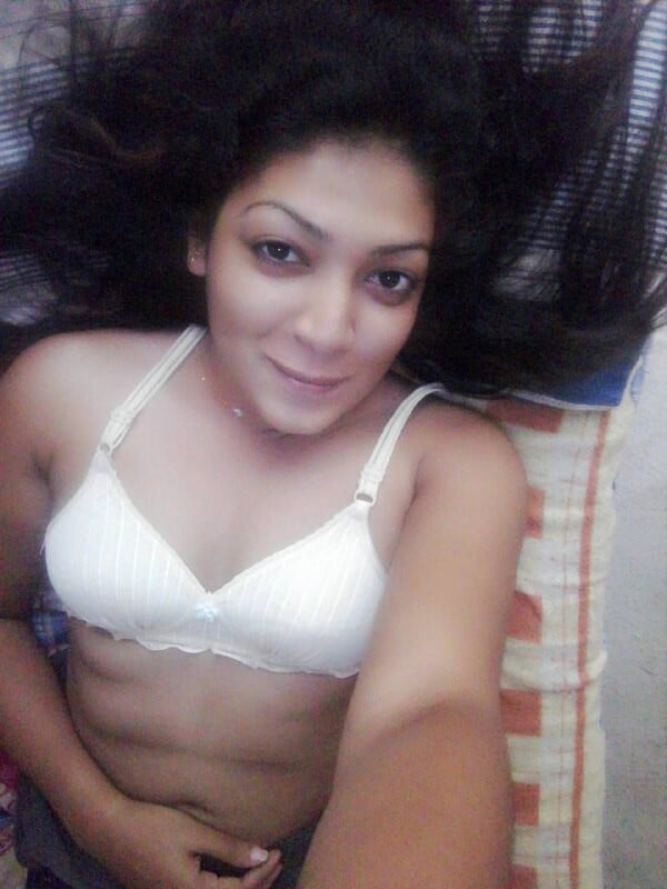 Desi wife showing boobs photos for ex-lover