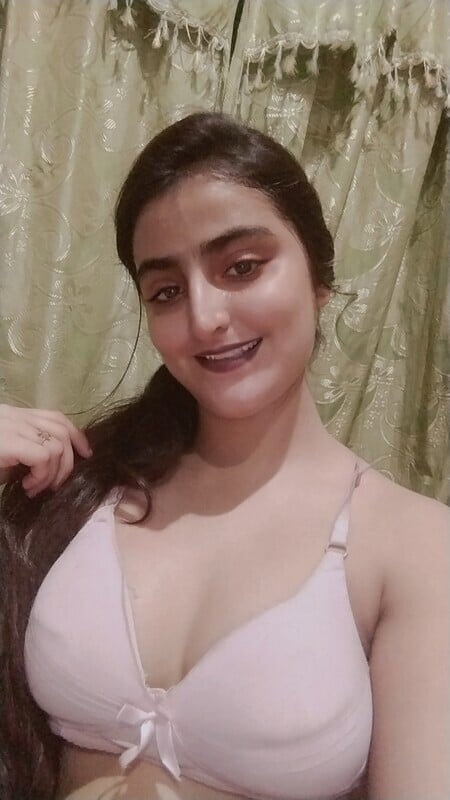 Pakistani sexy maal topless boobs showing pics