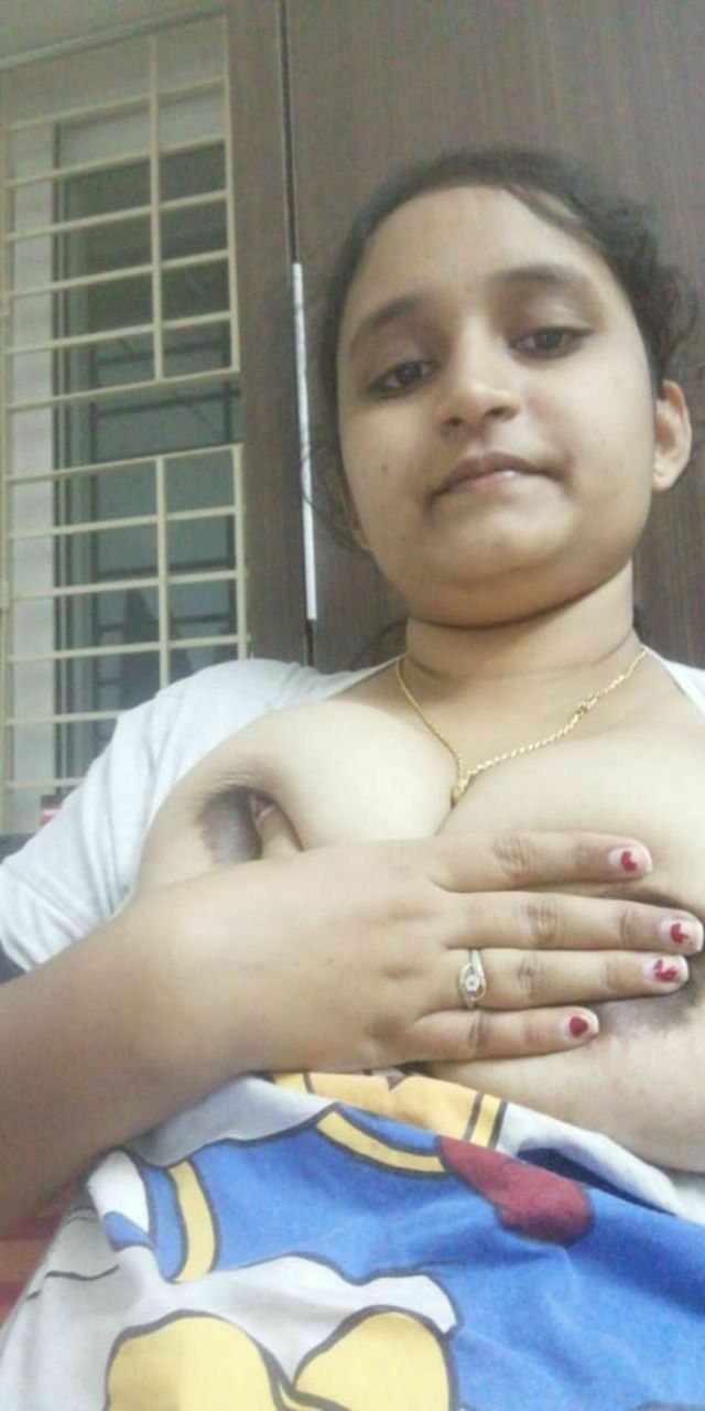 Hyderabad Telugu wife showing big boobs photos