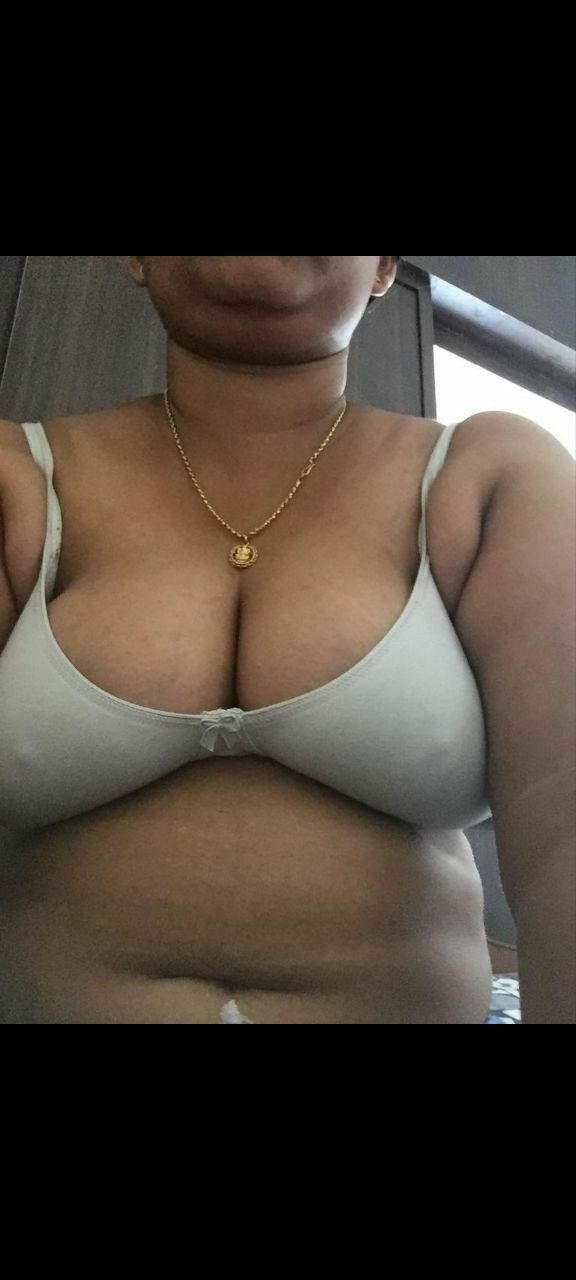 Hyderabad Telugu wife showing big boobs photos