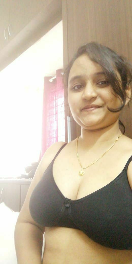 Hyderabad Telugu wife showing big boobs photos