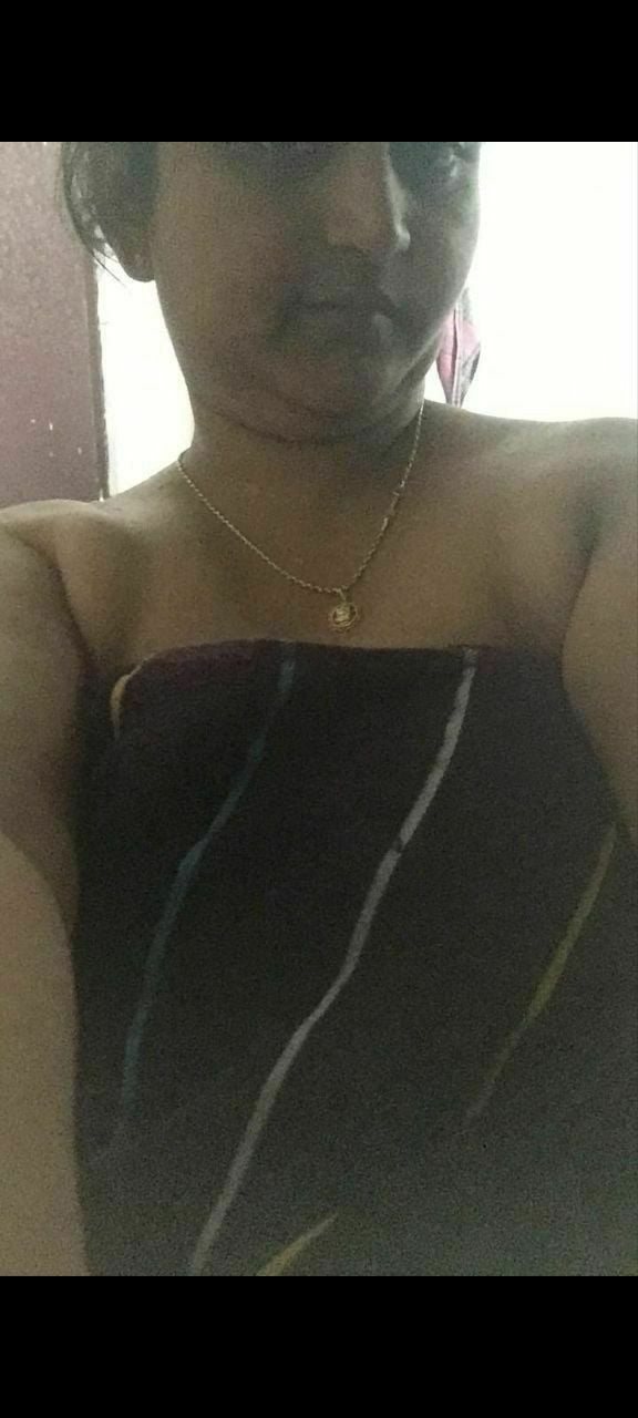 Hyderabad Telugu wife showing big boobs photos