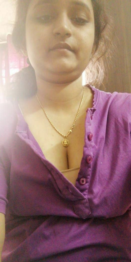 Hyderabad Telugu wife showing big boobs photos