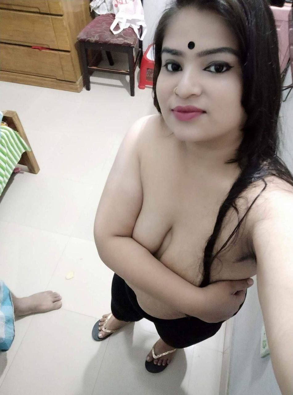 Chubby Indian housewife naked selfies for ex-lover