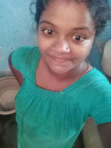 Tamil housewife showing big boobs and huge ass