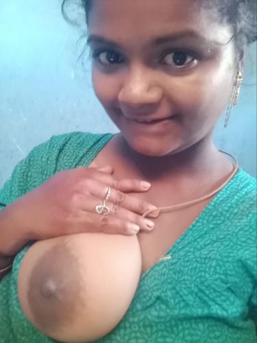 Tamil housewife showing big boobs and huge ass