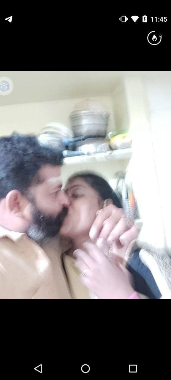 Unseen hot Tamil wife boobs showing leaked photos