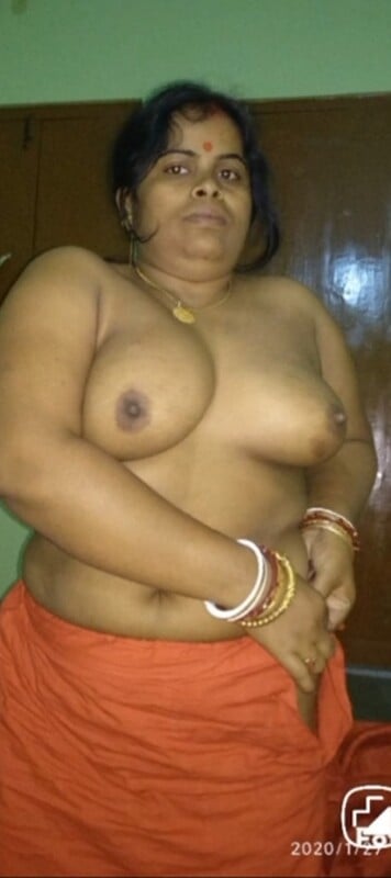 Mature aunty showing big boobs to neighbor