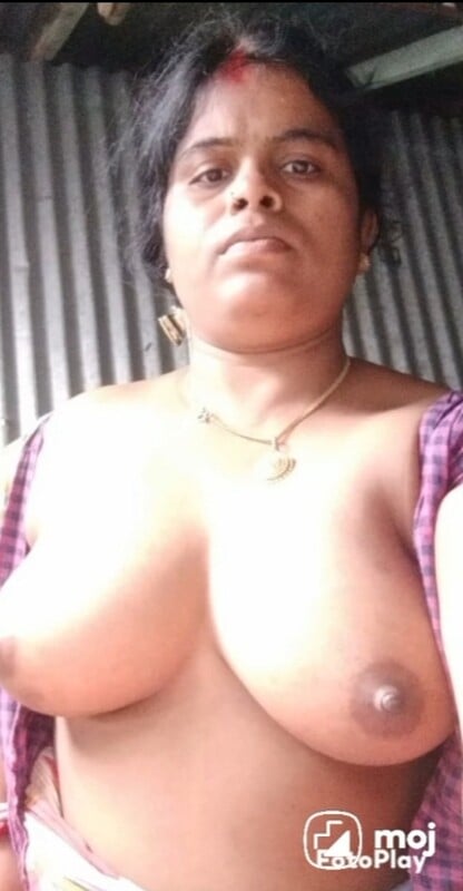 Mature aunty showing big boobs to neighbor