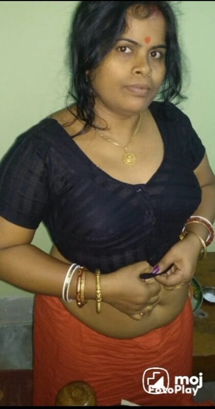 Mature aunty showing big boobs to neighbor