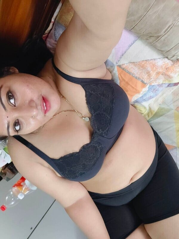 Sexy Bengali Boudi nude selfies for ex-lover