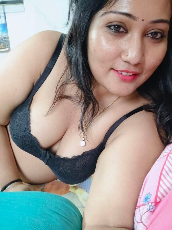 Sexy Bengali Boudi nude selfies for ex-lover
