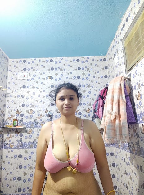 Mature Indian aunty big boobs showing pics