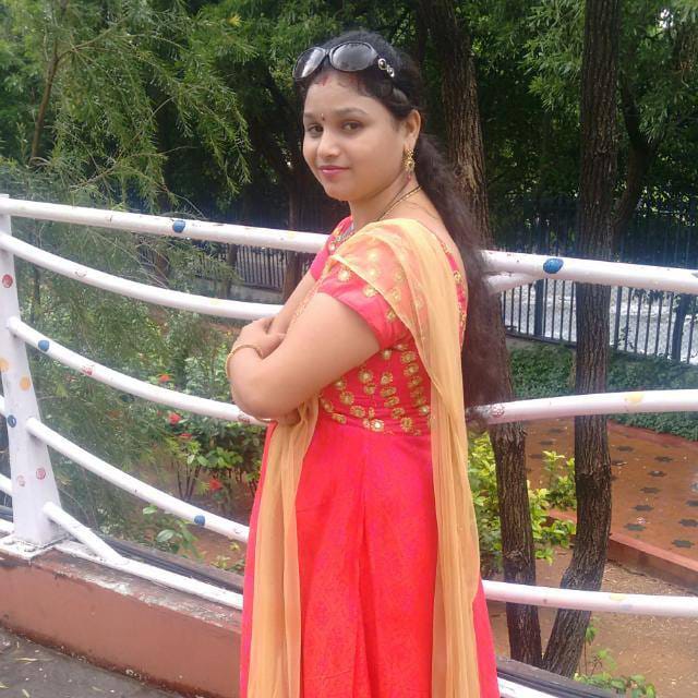 Mature Indian aunty big boobs showing pics