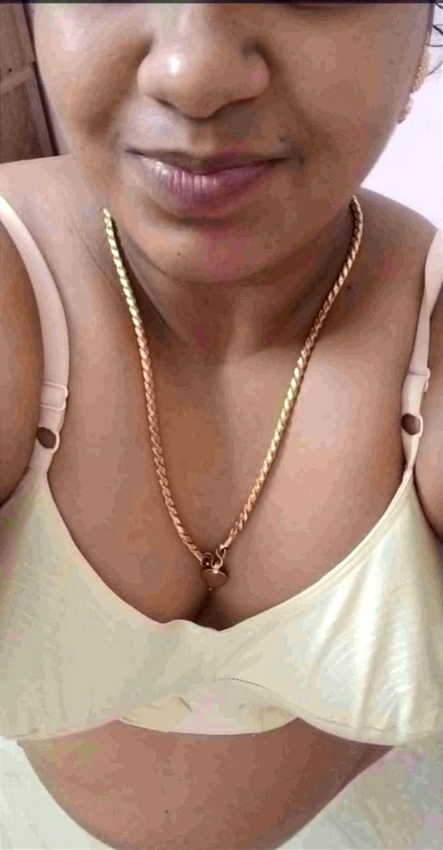 Mallu wife showing big boobs and ass selfie