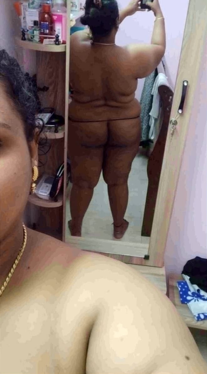 Mallu wife showing big boobs and ass selfie